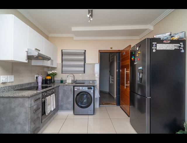 2 BEDROOM APARTMENT FOR SALE IN UMHLANGA RIDGE